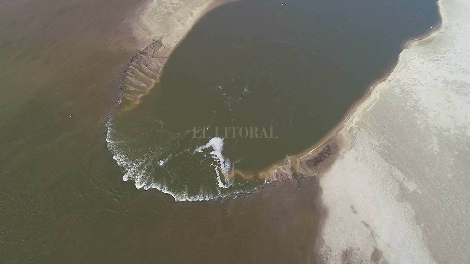 Se trata de un fenómeno natural que se genera por el desnivel del fondo lagunar. Los saltos se producen por el paso del agua sobre sedimentos que en la actualidad no están cubiertos por fangos blandos y que por lo tanto son más resistentes a la erosión.