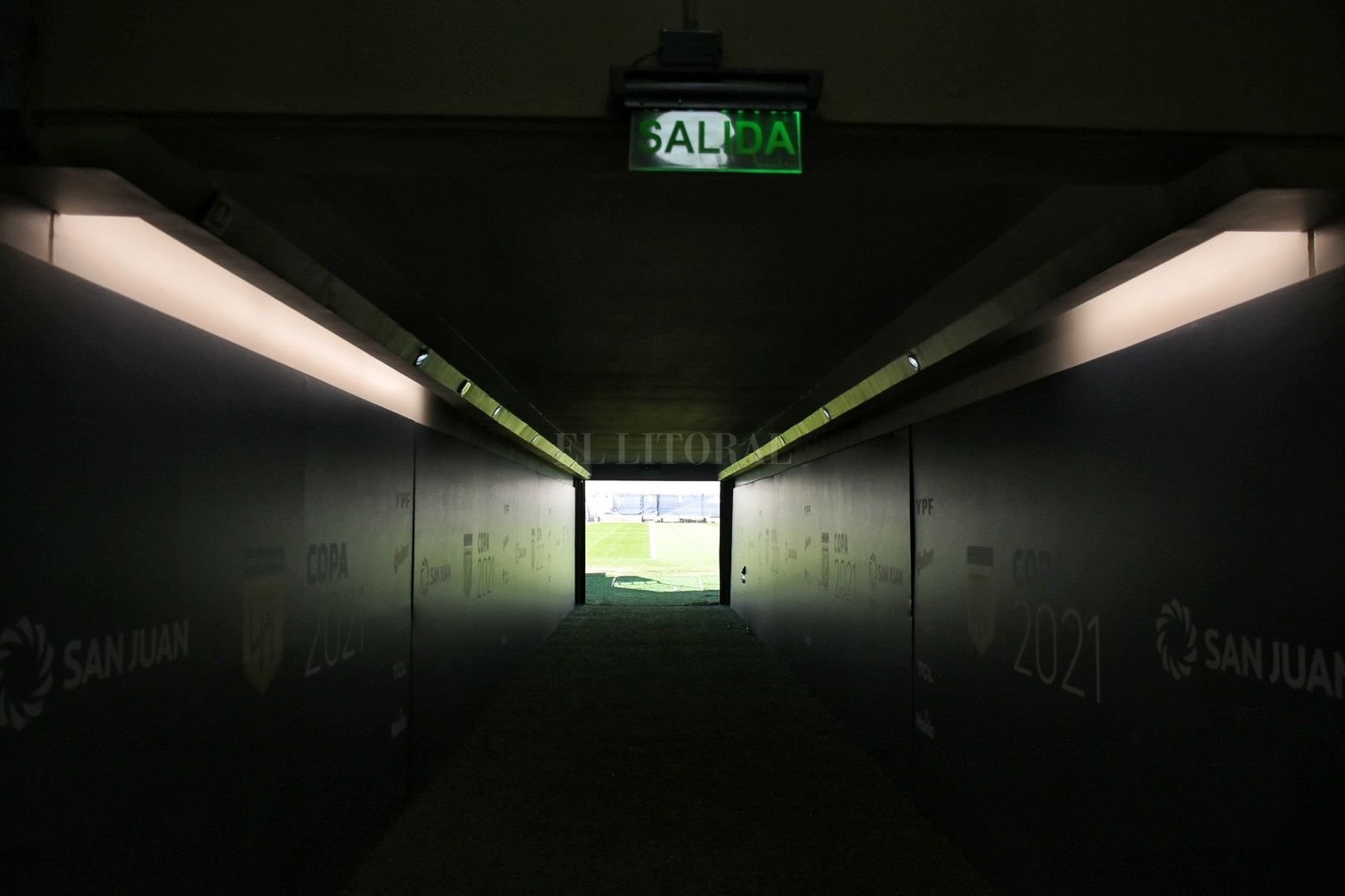 El túnel que lleva desde los vestuarios, ubicados en un primer piso, hasta el campo de juego. Lo transitarán los 22 jugadores de la final y terminado el partido, los 11 campeones.