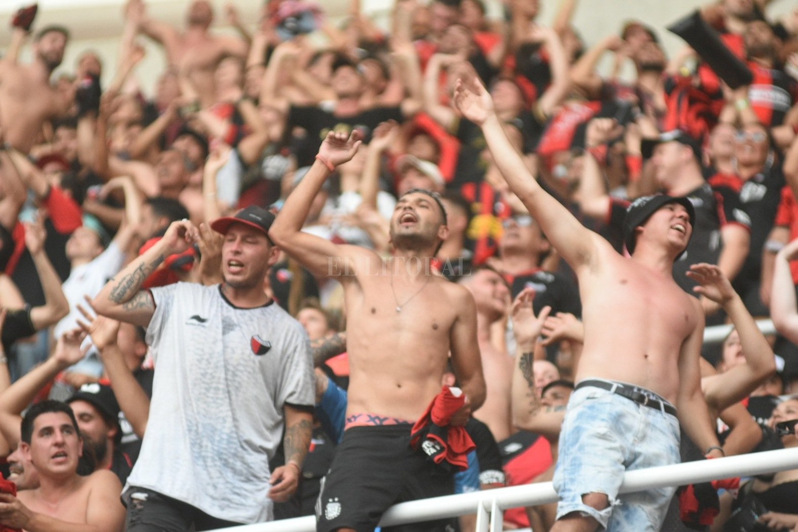 Los hinchas de Colón en el estadio Madre de Ciudades de Santiago del Estero.