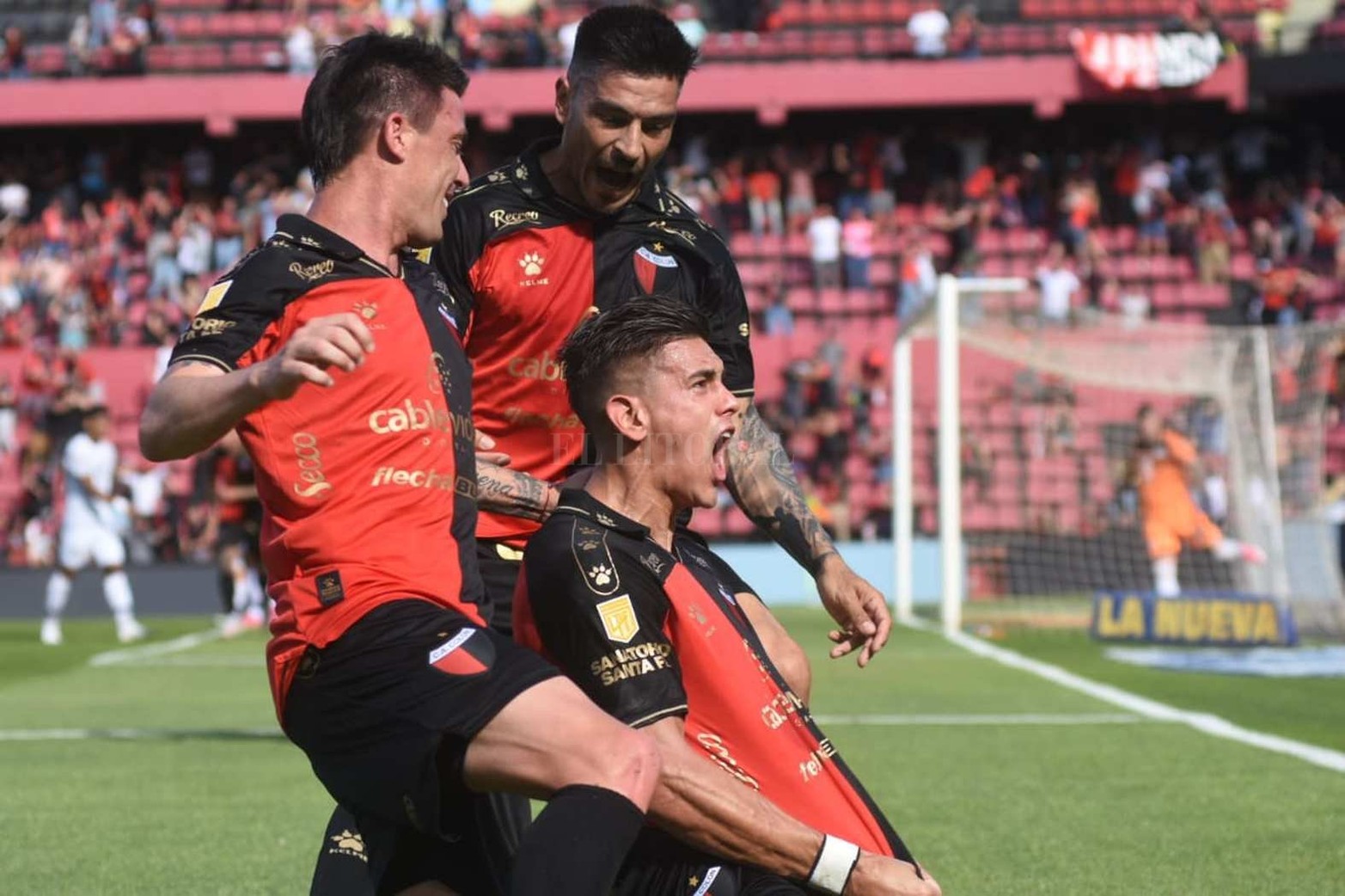 El festejo del Alexis Castro en el único gol que tuvo el partido. Colón le ganó 1 a 0 a Talleres y lleva siete partidos sin perder en su cancha.