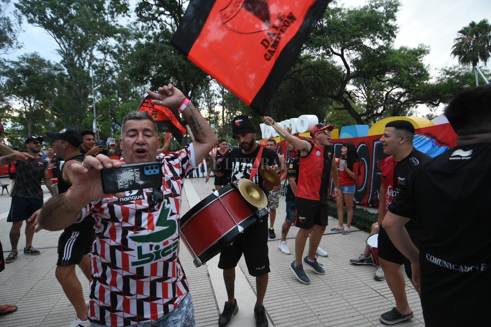 Los hinchas de Colón que se encuentran en Santiago del Estero se congregaron en la previa al duelo de este sábado ante River Plate por el Trofeo de Campeones. 