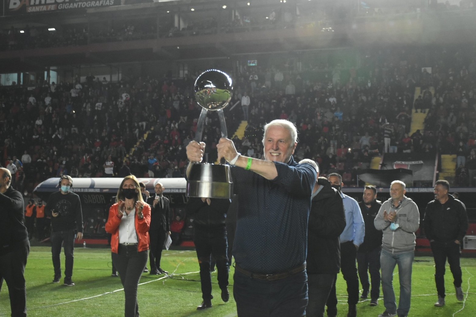 El presidente José Vignatti levanta la primera copa que conquistó el club Colón.