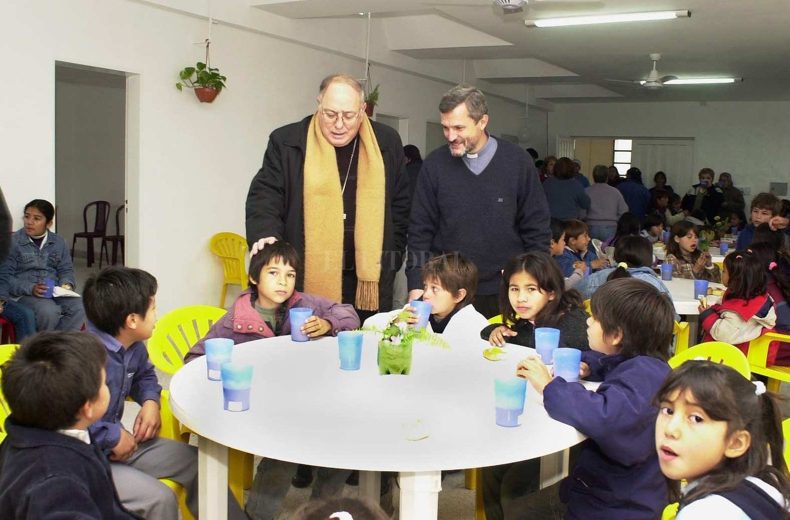 4 de junio de 2003. Junto a Monseñor José María Arancedo en la reinauguración del comedor Inmaculado Corazón en barrio Santa Rosa de Lima.