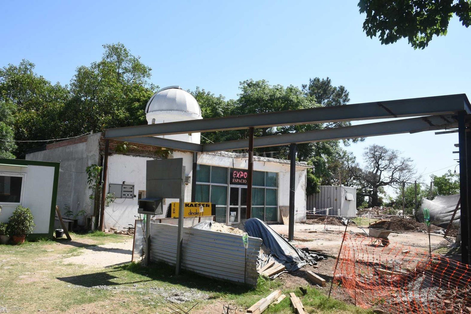 La construcción de un domo con proyector tipo ojo de pez, que permitirá la inmersión del espectador en una proyección 180° convertirá al Centro Observadores del Espacio (Code) en el primer planetario digital de la provincia y del centro norte del país.