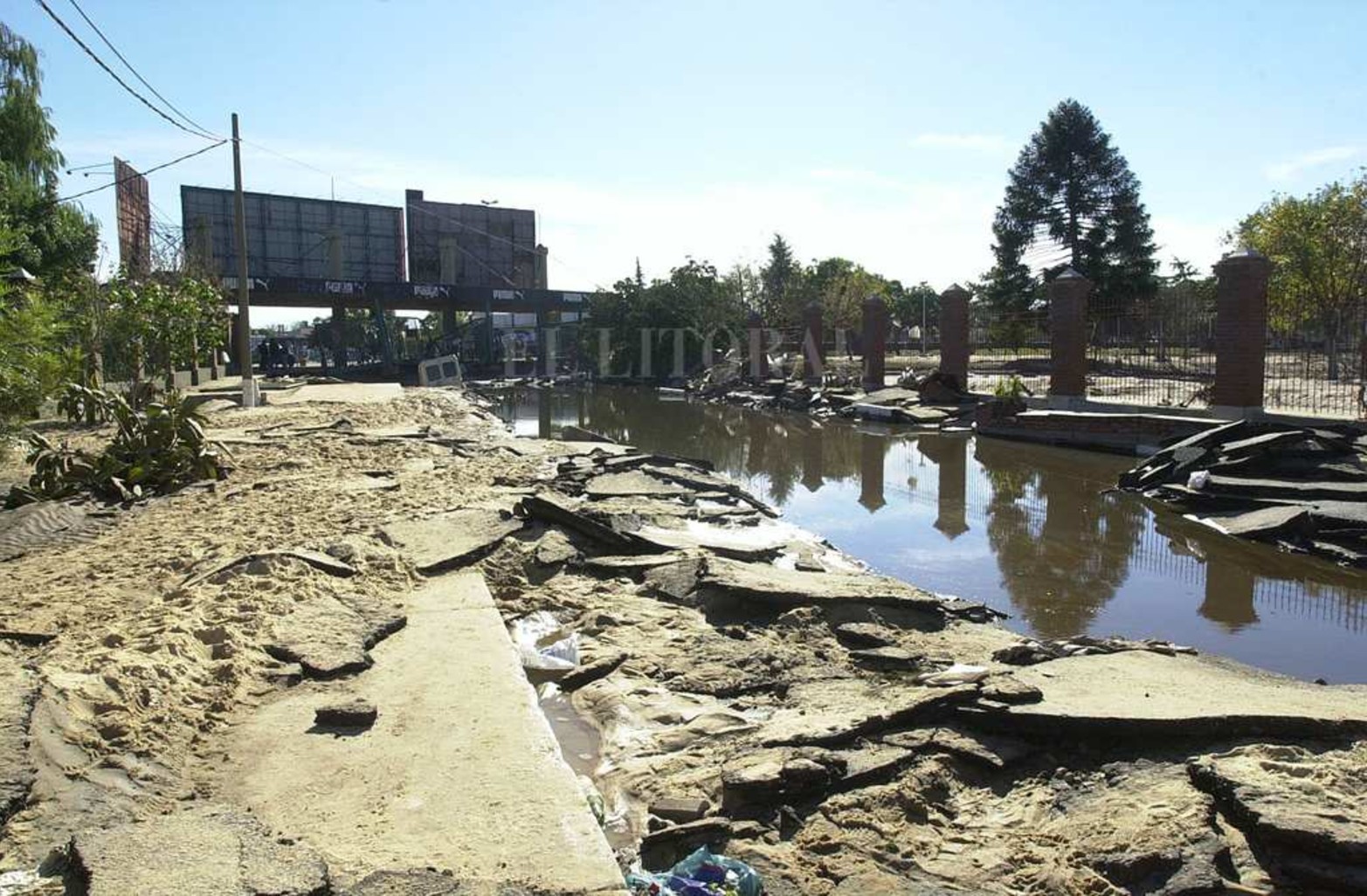 Así había quedado el ingreso principal a la cancha del club Colón. Los vecinos recuerdan con mucha angustia el sonido del agua entrando a esa zona.