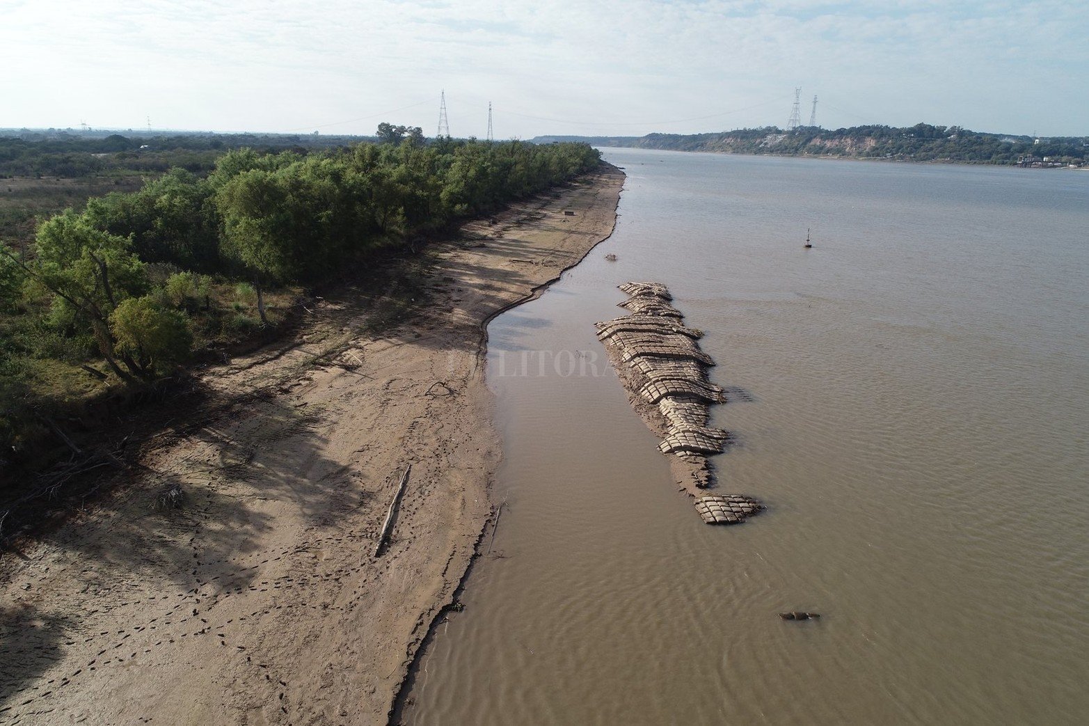 El poco caudal de agua que presenta el río por estas semanas dejó expuesto el sistema de protección de la conexión subfluvial entre Santa Fe y Entre Ríos. 