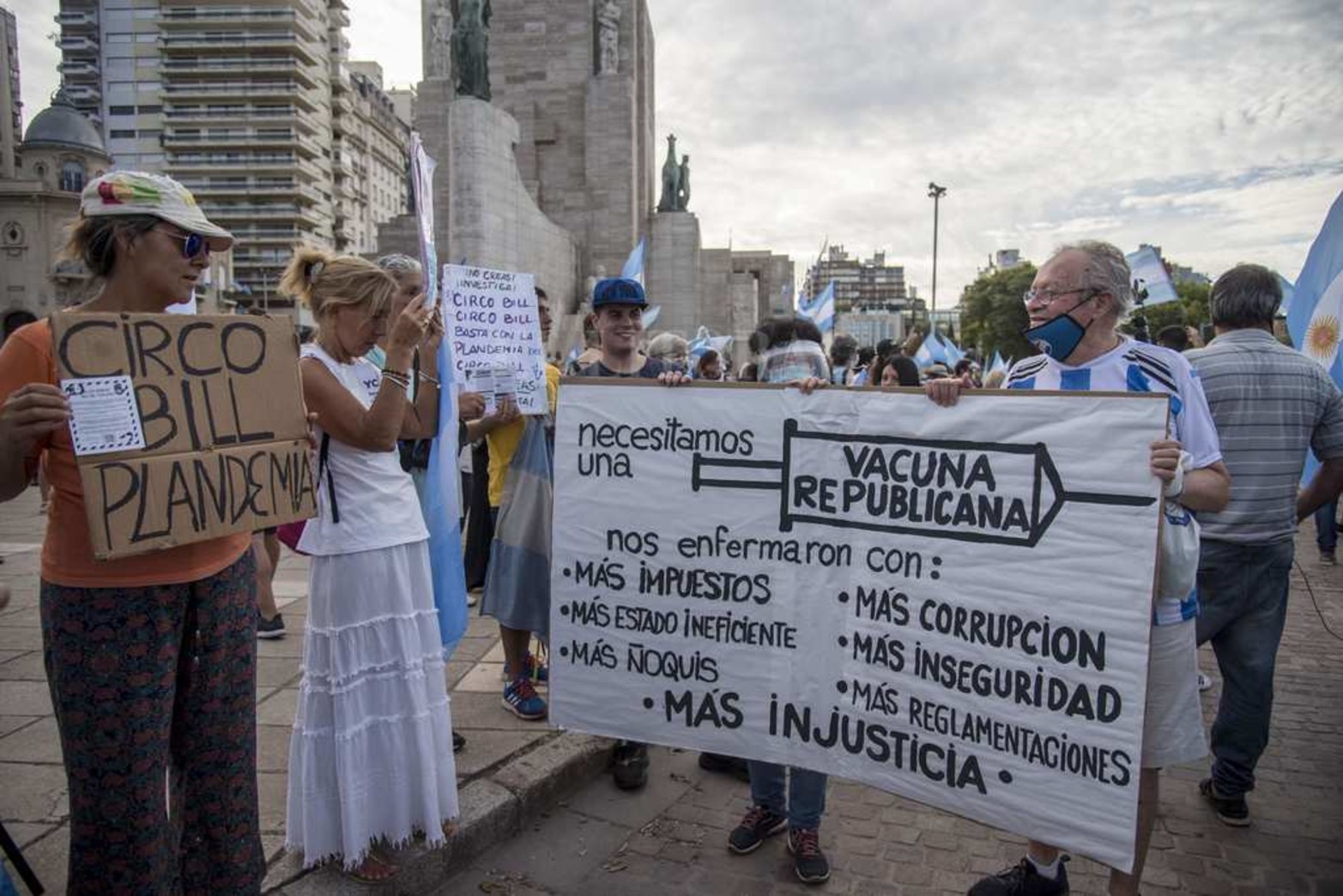 En Rosario, en el monumento a la bandera se realizó la concentración en repudio a metodología de vacunados vip.