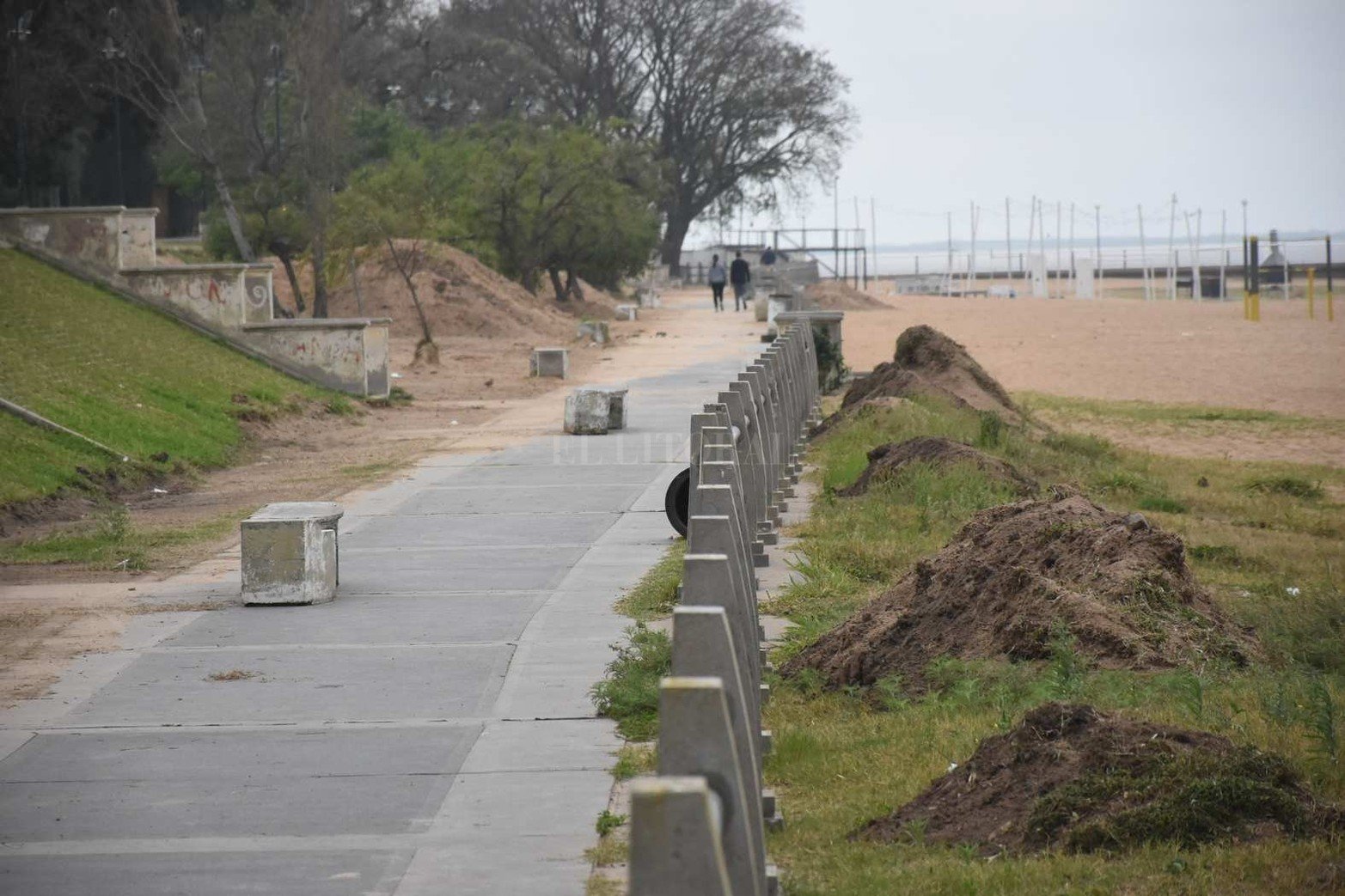 Costanera Oeste se puede observar que en el paseo bajo las máquinas retiraron la arena que se suele acumular por la fuerza del viento sur, que la arrastra hasta ese espacio peatonal. Para ello se debieron retirar los bancos