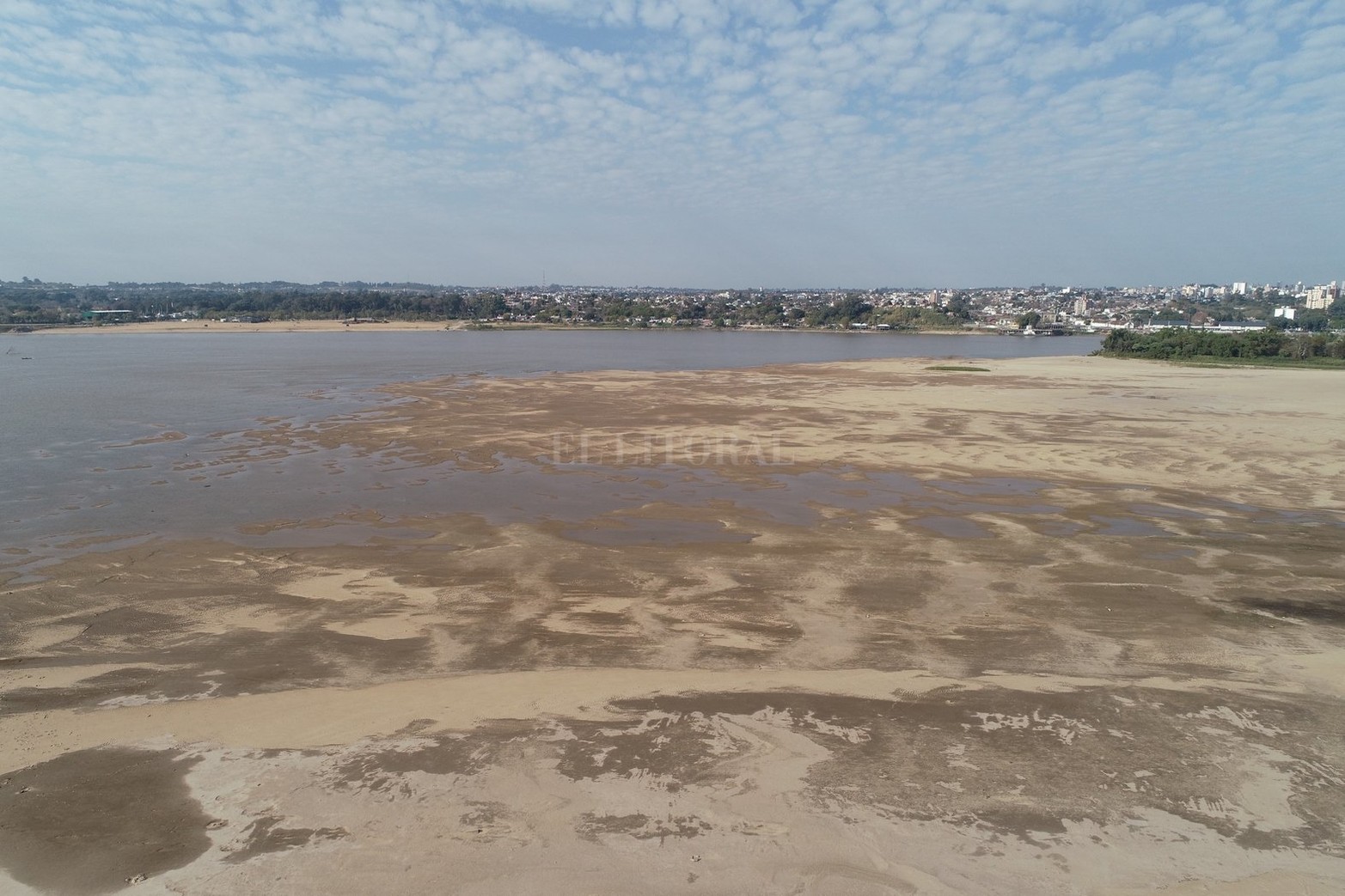 El poco caudal de agua que presenta el río por estas semanas dejó expuesto el sistema de protección de la conexión subfluvial entre Santa Fe y Entre Ríos. 