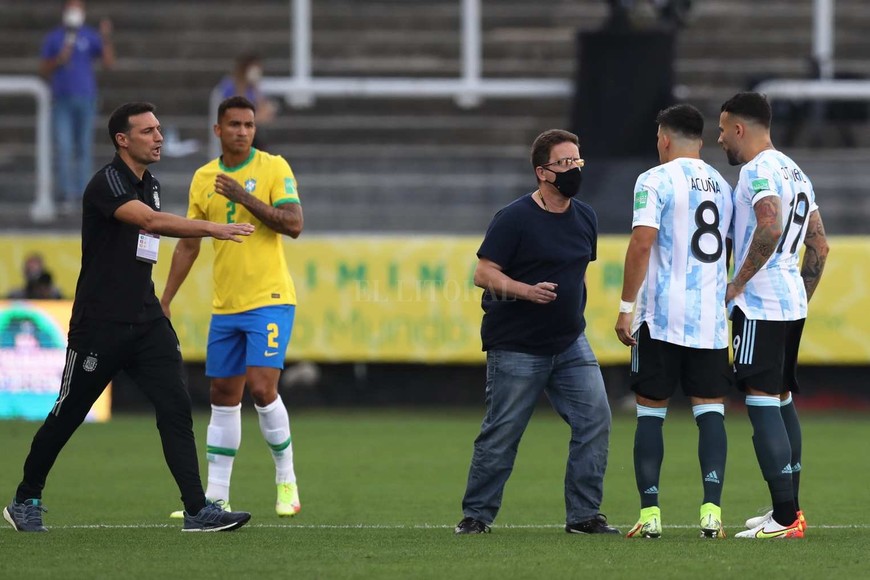 ELLITORAL_GALL_87103 |  Reuters Un fiscal de la agencia sanitaria brasileña Anvisa interrumpió el partido que jugaban en San Pablo Argentina y Brasil por las Eliminatorias Sudamericanas del Mundial Qatar 2022, luego de la denuncia sobre cuatro jugadores argentinos acusados de violar las normas migratorias federales en el marco de la pandemia de coronavirus.