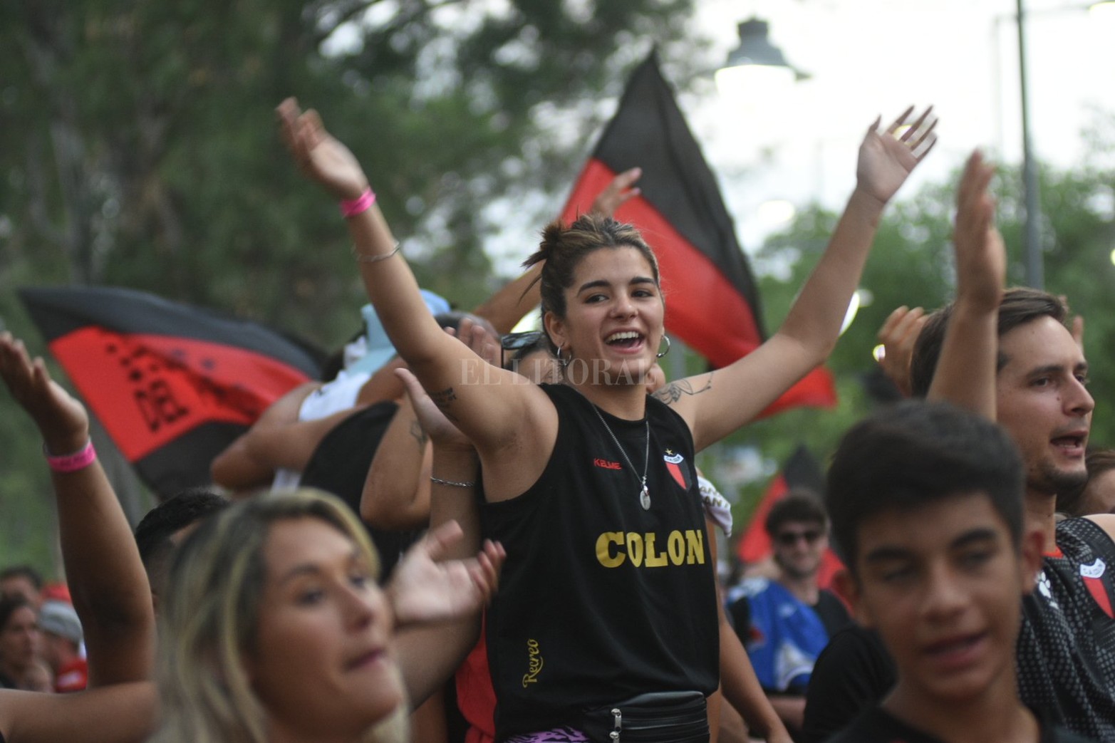 Los hinchas de Colón que se encuentran en Santiago del Estero se congregaron en la previa al duelo de este sábado ante River Plate por el Trofeo de Campeones. 