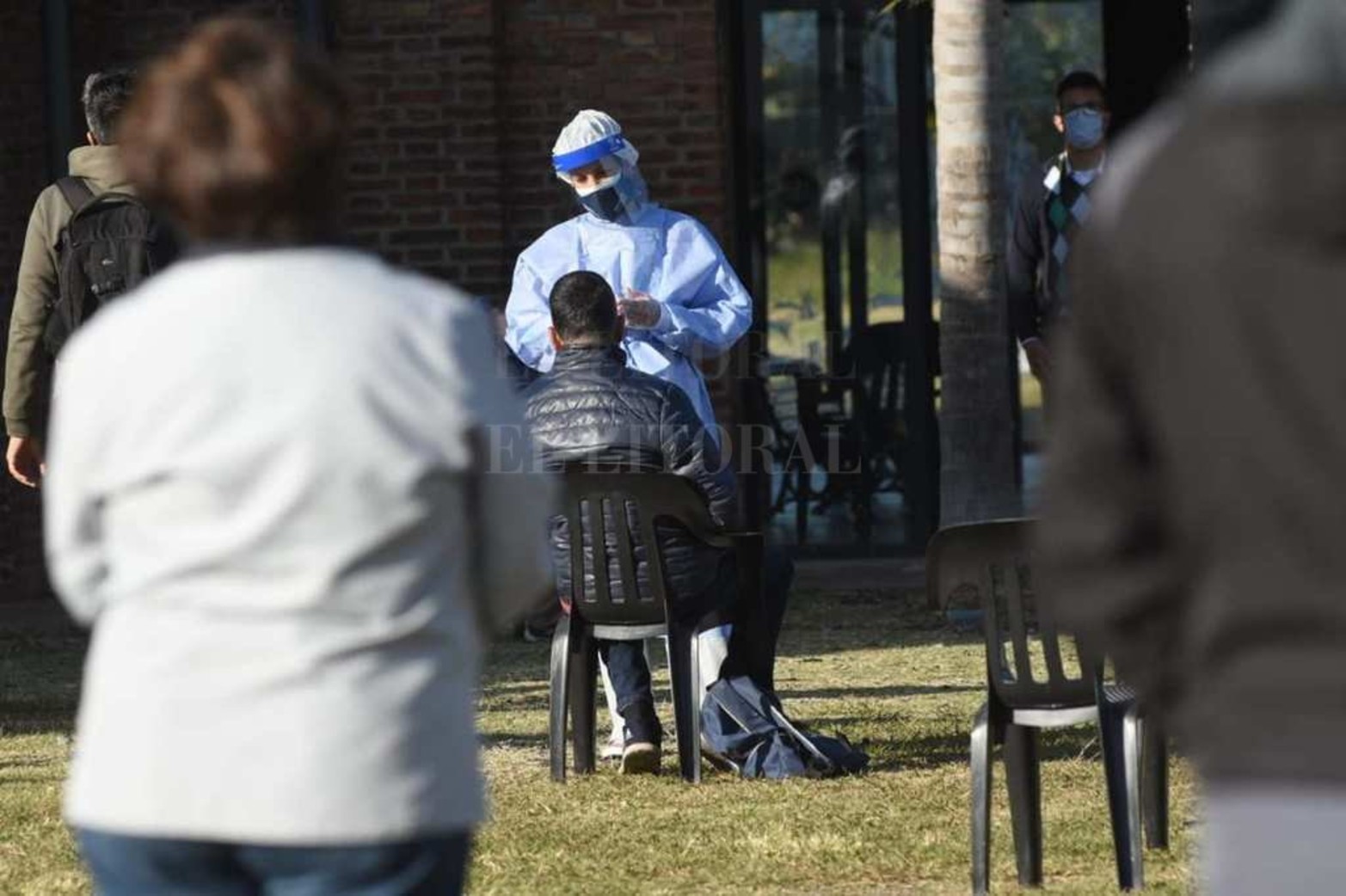 Sin turnos. Pueden asistir personas que sientan síntomas covid. El viernes 4 está en Gálvez (Hosp. Alfredo Baetti); Sábado 5 en  Sauce Viejo en el Aeropuerto; Domingo 6 en Esperanza (Amado Aufranc 998); Lunes 7 en Barrio Yapeyú (12 de Octubre 9700) y Martes 8 en Barrio Centenario (10 de Junio al 400).