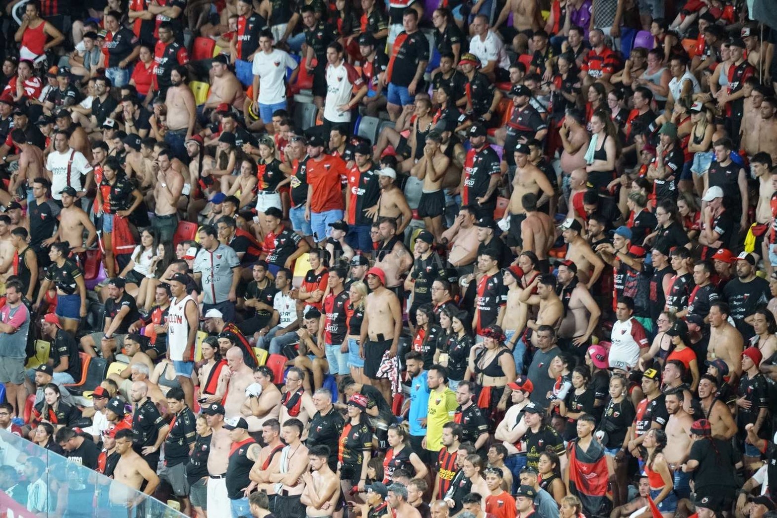 Los hinchas de Colón en el estadio Madre de Ciudades de Santiago del Estero.