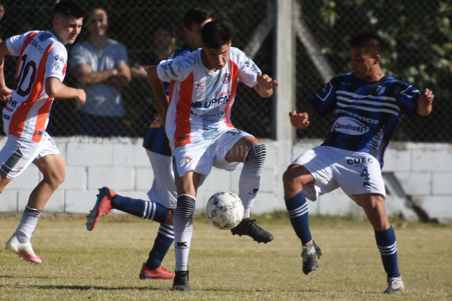 Por la fecha 9, el puntero La Salle visitó a Cosmos.