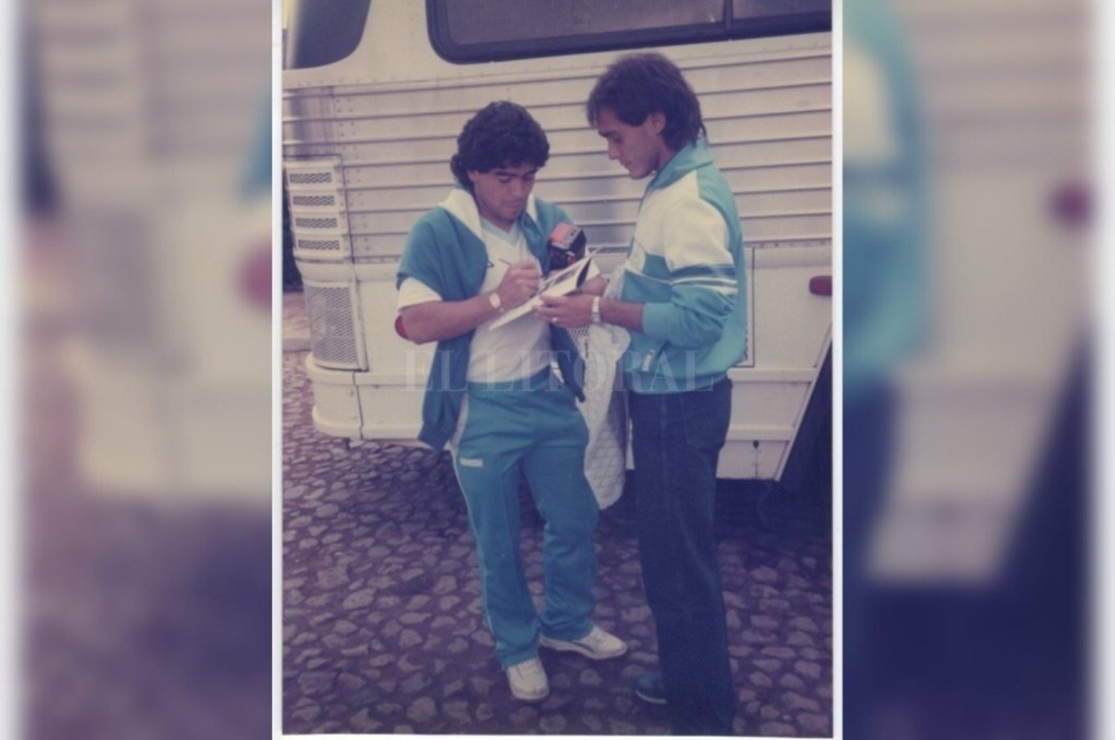 "Diego, ¿me firmás acá?... ¿Cómo no te voy a firmar a vos, Pedrito?". Maradona y Pasculli, dos grandes amigos que compartieron la pieza en la concentración del América.