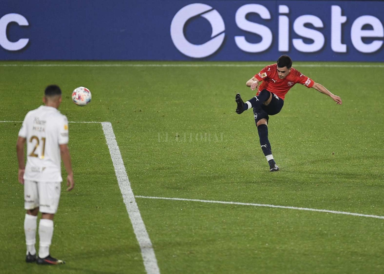 El segundo gol de Independiente vino de tiro libre.