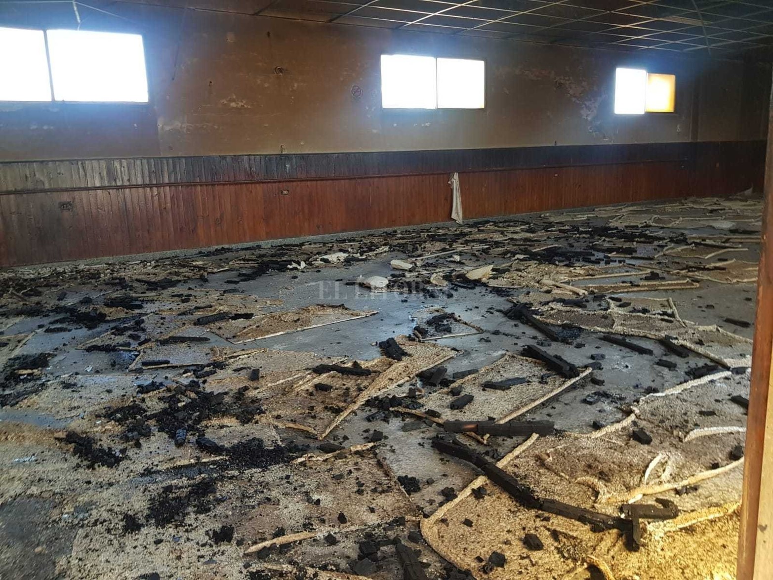 Un incendio de magnitud se desató en el interior del Club Social y Deportivo Santa Rosa. El fuego se concentró en la planta alta, en la sala de reunión de comisión directiva. Los daños fueron totales.