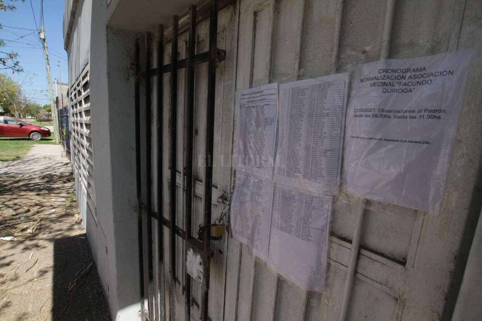 El padrón de vecinos, pegado en la puerta de la vecinal esperando nuevas elecciones para recuperar el espacio de encuentro.