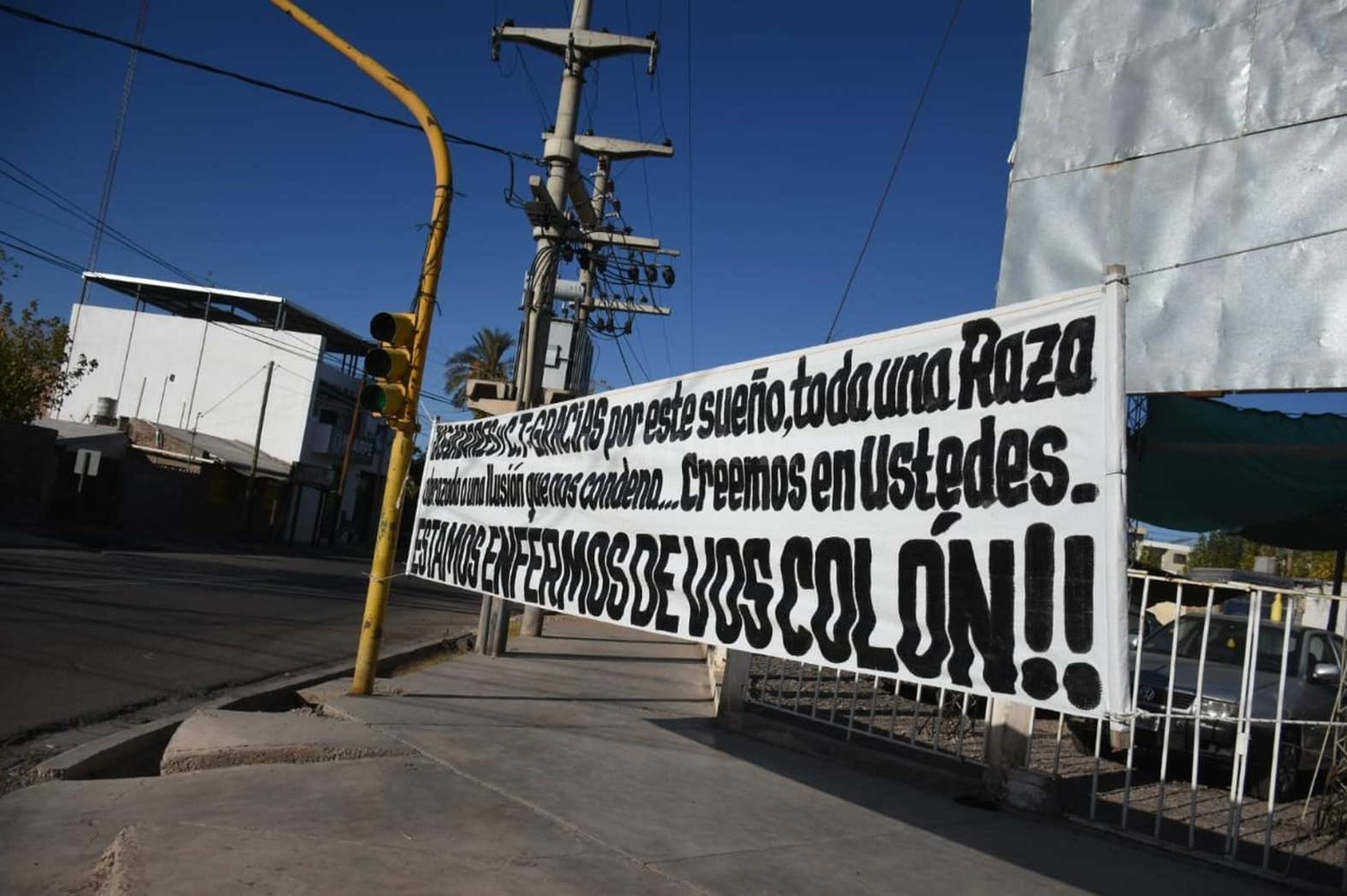 Los hinchas colocaron carteles en las adyacencias del hotel de Colón.