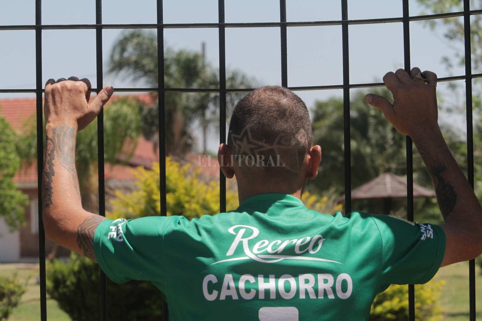 El plantel de Colón partió hacia Santiago del Estero, donde el sábado jugará la final del Torneo de Campeones frente a River.