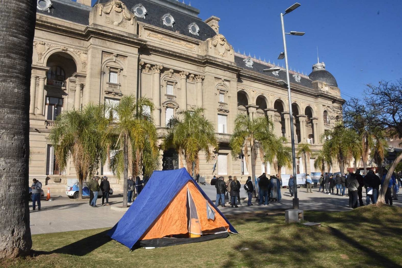 La protesta lleva dos días y se decidió instalar una carpa para seguir la protesta.