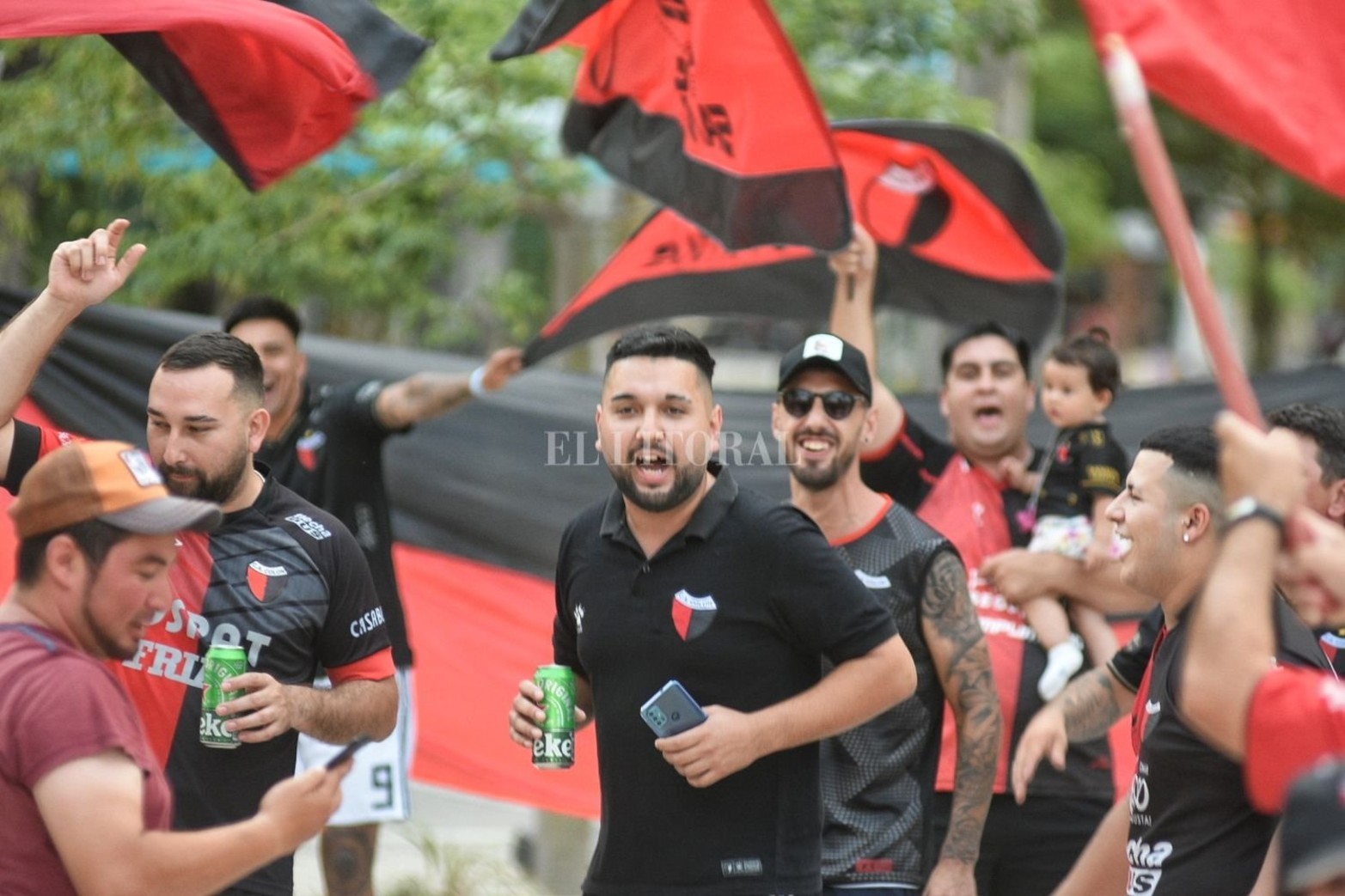 Los hinchas de Colón que se encuentran en Santiago del Estero se congregaron en la previa al duelo de este sábado ante River Plate por el Trofeo de Campeones. 