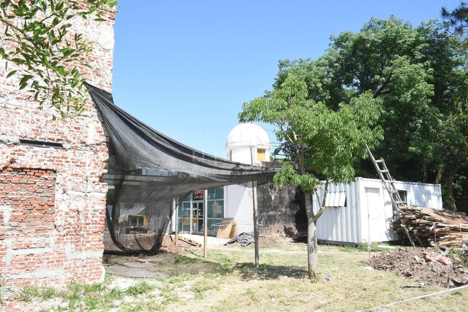 La construcción de un domo con proyector tipo ojo de pez, que permitirá la inmersión del espectador en una proyección 180° convertirá al Centro Observadores del Espacio (Code) en el primer planetario digital de la provincia y del centro norte del país.