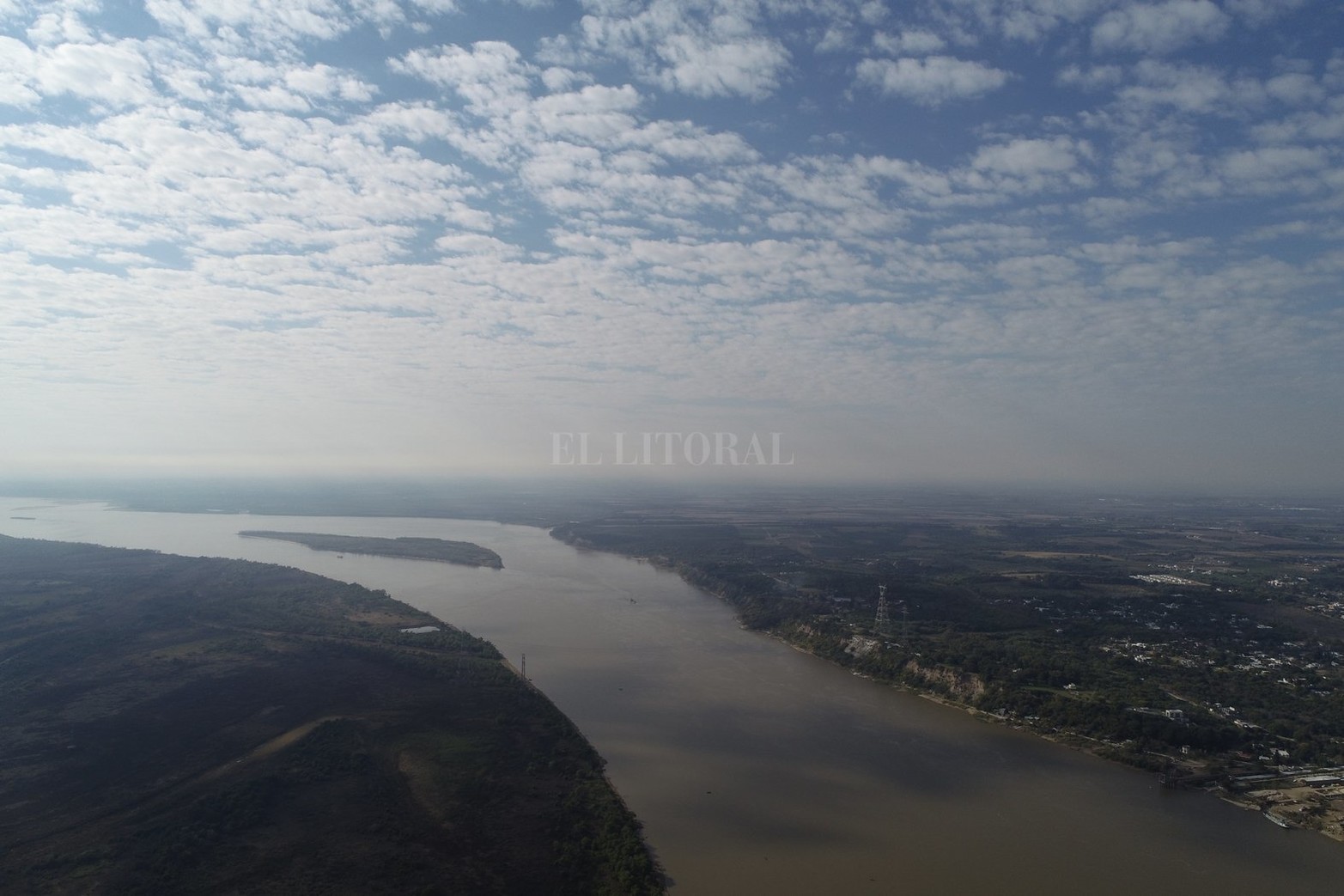 El poco caudal de agua que presenta el río por estas semanas dejó expuesto el sistema de protección de la conexión subfluvial entre Santa Fe y Entre Ríos. 