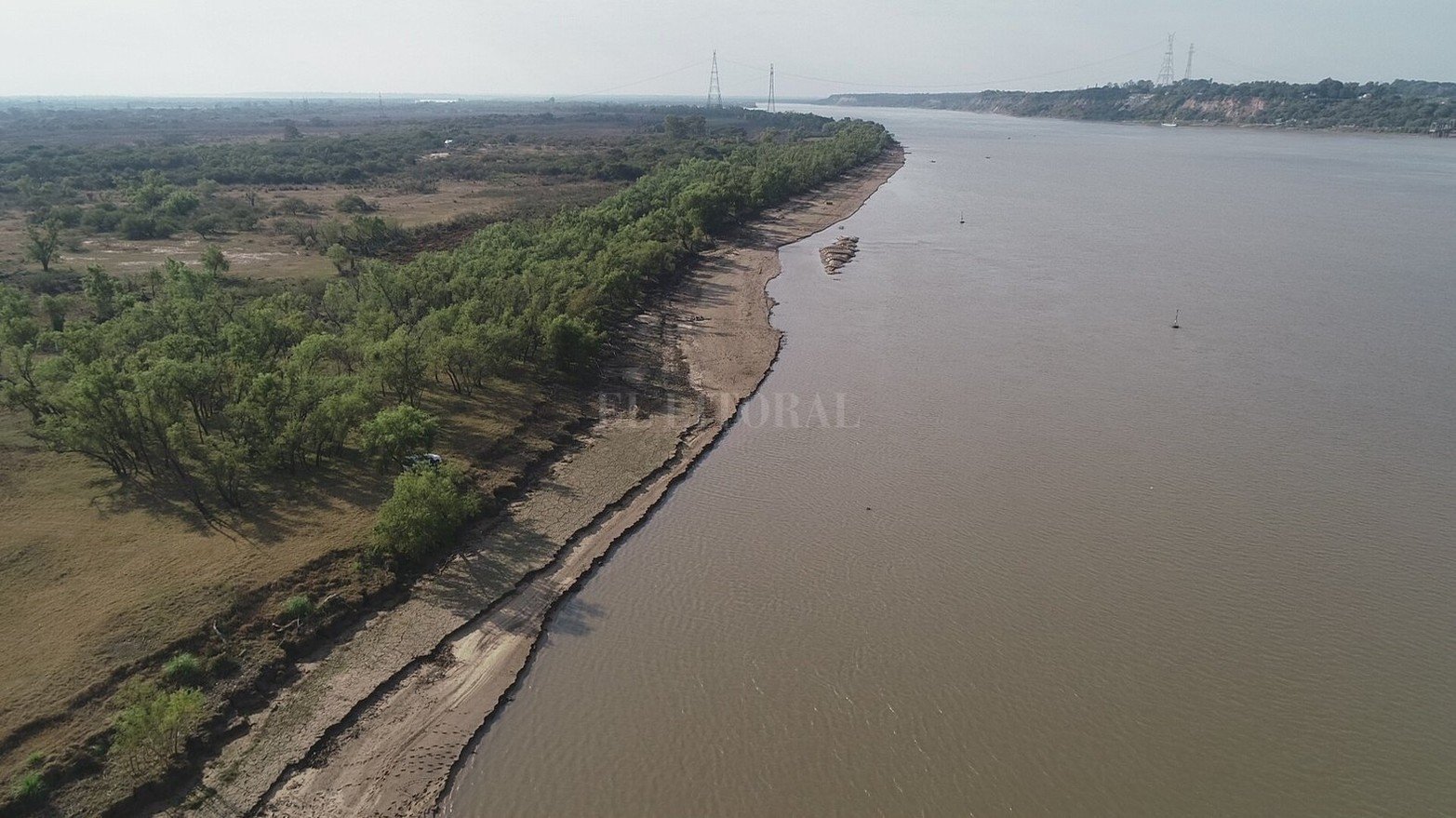 El poco caudal de agua que presenta el río por estas semanas dejó expuesto el sistema de protección de la conexión subfluvial entre Santa Fe y Entre Ríos. 