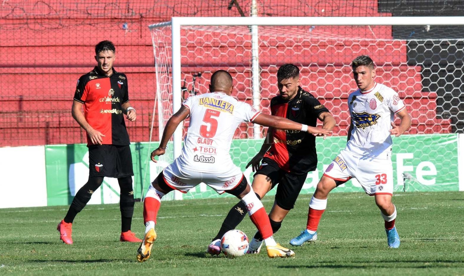 Colón le ganó a Barracas Central por 2 a 1 y llegó a 10 puntos disputada cuatro fechas.