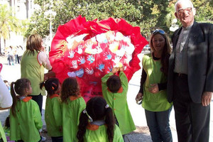 ELLITORAL_25920 |  Claudia Susana Funes Márquez En esta foto se muestra con un semblante iluminado por la alegría de ver su trabajo y la recompensa de los niños por los que tanto él luchaba.