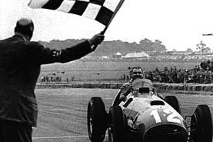 ELLITORAL_29356 |  Archivo El Litoral A Froilán González le bajan la bandera a cuadros en Silverstone 1951, consiguiendo un hito deportivo. Ferrari y la Fórmula 1 comenzaban, juntas, a desandar una rica historia.