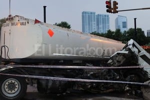 ELLITORAL_37601 |  Telam El conductor de un camión cisterna sufrió politraumatismos esta madrugada cuando el vehículo, en plena tormenta, patinó y se fue contra una columna del edificio del Luna Park, en el céntrico barrio porteño de San Nicolás.