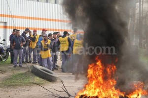 ELLITORAL_42774 |  Amancio Alem Trabajadores de la empresa reclaman el pago del total de los salarios del mes de mayo.