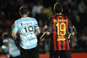 ELLITORAL_60004 |  Flavio Raina Juegan los dos 19. Oportuna foto de Fernando Ortiz y Emmanuel Gigliotti en uno de los duelos que se desarrollaron en el partido de ida por la Copa Sudamericana.