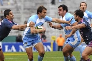 ELLITORAL_59013 |  DyN Juan Martín Hernández, a punto de superar la doble marca francesa, en el partido del sábado pasado en Liniers. Junto a él, Agustín Creevy y asomado, Santiago Fernández. Todos estarán en el estadio colonista.