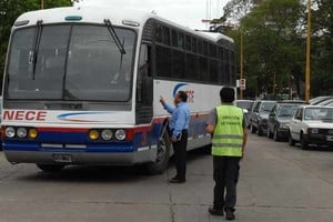 ELLITORAL_20154 |  Néstor Gallegos En la Terminal de Ómnibus, los inspectores indican a los choferes el nuevo recorrido que deben seguir.