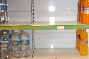 ELLITORAL_29698 |  Amancio Alem Las góndolas donde se exibían las botellas de agua mineral quedaron vacías en algunos supermercados de Santa Fe