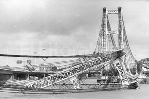 ELLITORAL_46528 |  Foto: Archivo El Litoral. Postal histórica. Una de las primeras imágenes de la antena del Colgante que cayó a la laguna Setúbal.