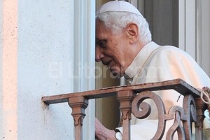 ELLITORAL_69172 |  EFE/Ettore Ferrari El papa Benedicto XVI, fotografiado tras saludar a la multitud desde un balcón de la residencia estival papal de Castel Gandolfo.