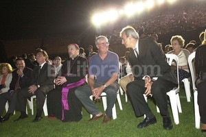 ELLITORAL_61033 |  Flavio Raina (Archivo) Jorge Fossati, junto al por entonces presidente Vignatti y el por entonces arzobispo Storni, el día que entronizaron la Virgen de Guadalupe en Colón. Luego desapareció.