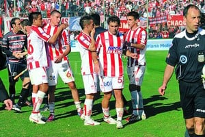 ELLITORAL_78213 |  Flavio Raina Cuatro de cinco de los jugadores que aparecen en la foto, el único que no jugará ante Talleres será el pibe Martínez (6), que le devolverá el lugar a Correa. Zapata, Laso, Bruna y Mattos son los mediocampistas elegidos por Sava.