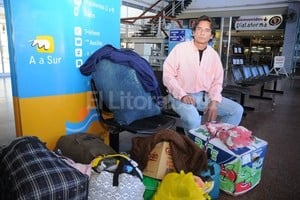 ELLITORAL_73074 |  Amancio Alem. Varado. Alberto Chávez, oriundo de Chaco, fue uno de los pasajeros afectados por el paro de colectivos. Esta mañana esperaba en la Terminal local para regresar a Resistencia.