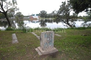 ELLITORAL_93084 |  Flavio Raina Un monolito, ubicado en el predio del parque frente al club El Quillá fue prácticamente destruido. No tiene placa y está grafiteado.