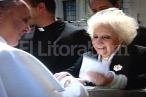 ELLITORAL_72121 |  Digitalización de imagen de TV El momento del encuentro entre el papa Francisco y Estela de Carlotto, hoy en el Vaticano.