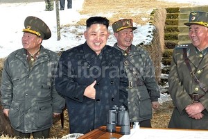 ELLITORAL_70804 |  EFE El líder norcoreano Kim Jong-un (centro) durante la inspección de un simulacro militar.