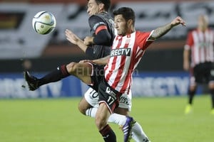 ELLITORAL_125340 |  DyN Luciano Acosta y el  Mago  Ramírez disputan la pelota en el Estadio Unico de la Plata