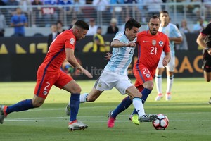 ELLITORAL_153591 |  Télam Gaitán se lleva el balón ante Mena y Díaz. Argentina hizo méritos pero no puede desnivelar en la primera etapa.