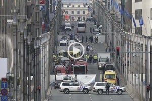 ELLITORAL_148152 |  EFE Servicios de emergencia acuden a la estación de metro de Malbeek donde hubo al menos 20 muertos.