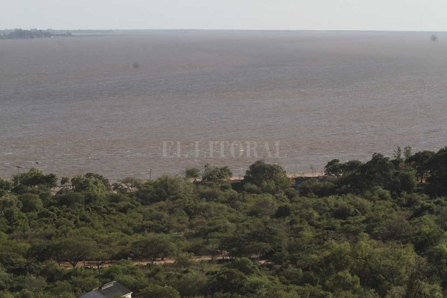 ELLITORAL_206235 |  Mauricio Garín Setúbal. En la laguna no era claramente perceptible esta semana la bitonalidad del agua. La imagen muestra un tono más oscuro sólo en el medio, posiblemente por el cauce.